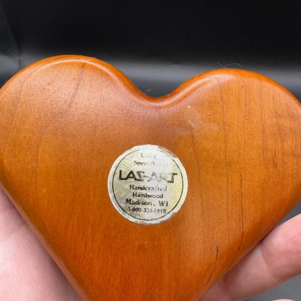 Heart-Shaped Hummingbird wood carved trinket box made in USA - Picture 6 of 7